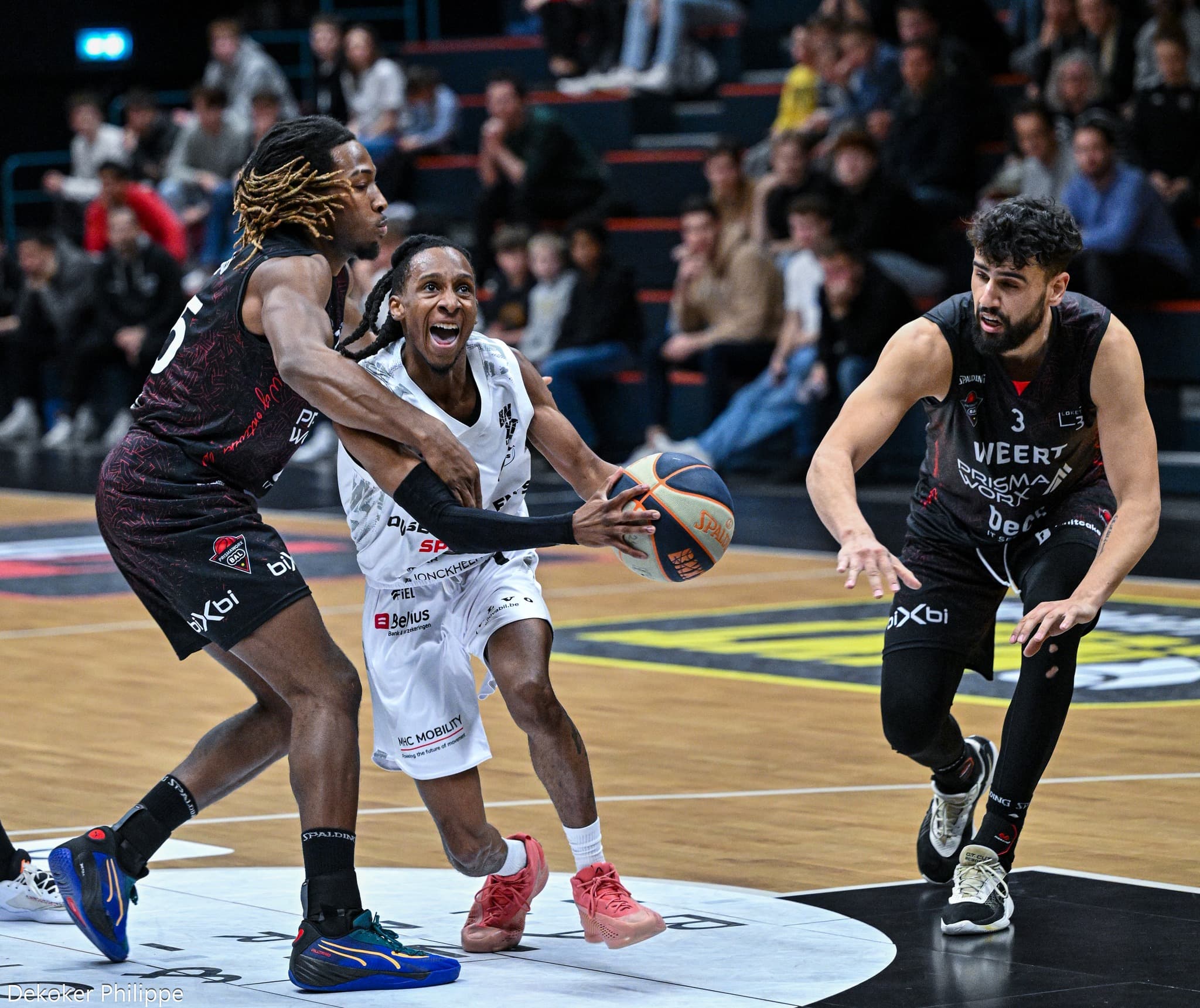 Courtrai profite de la défaite d’Ostende pour virer en tête du championnat