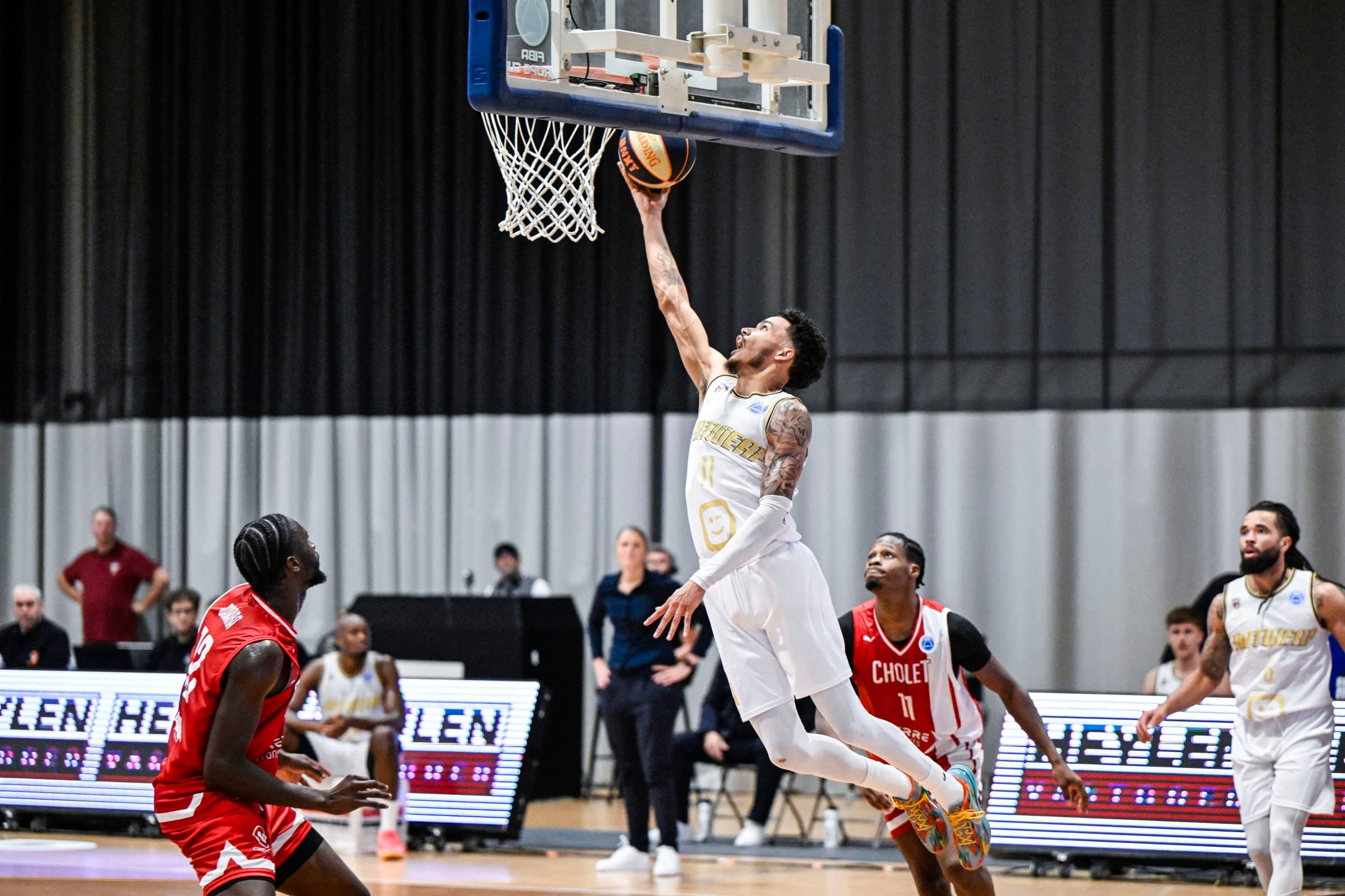 Anvers fait tomber Ostende sur le buzzer, Courtrai se rapproche de la tête