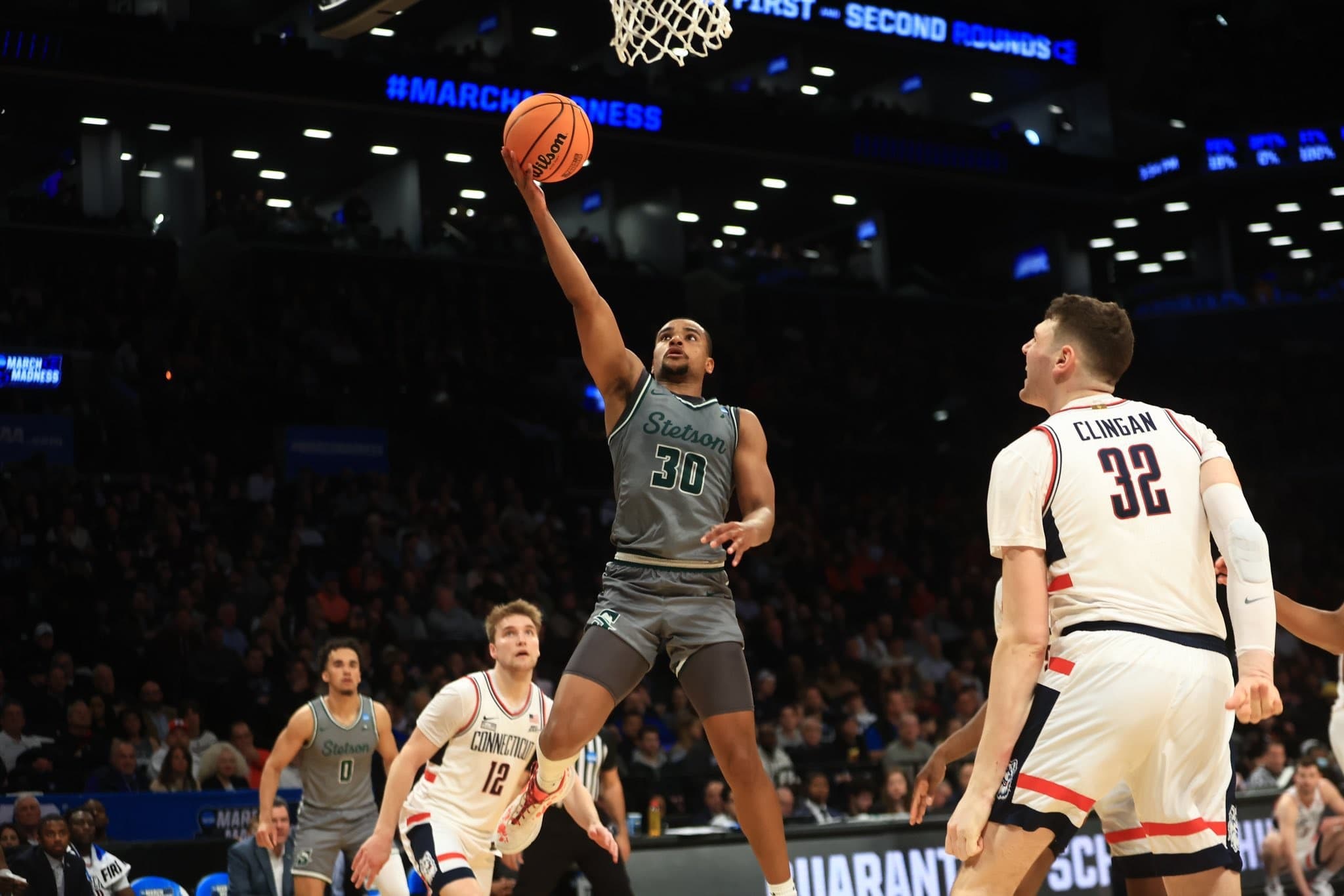 Stephan Swenson brille à la March Madness avec 20 points même si Stetson a été balayé par UConn (52-91)