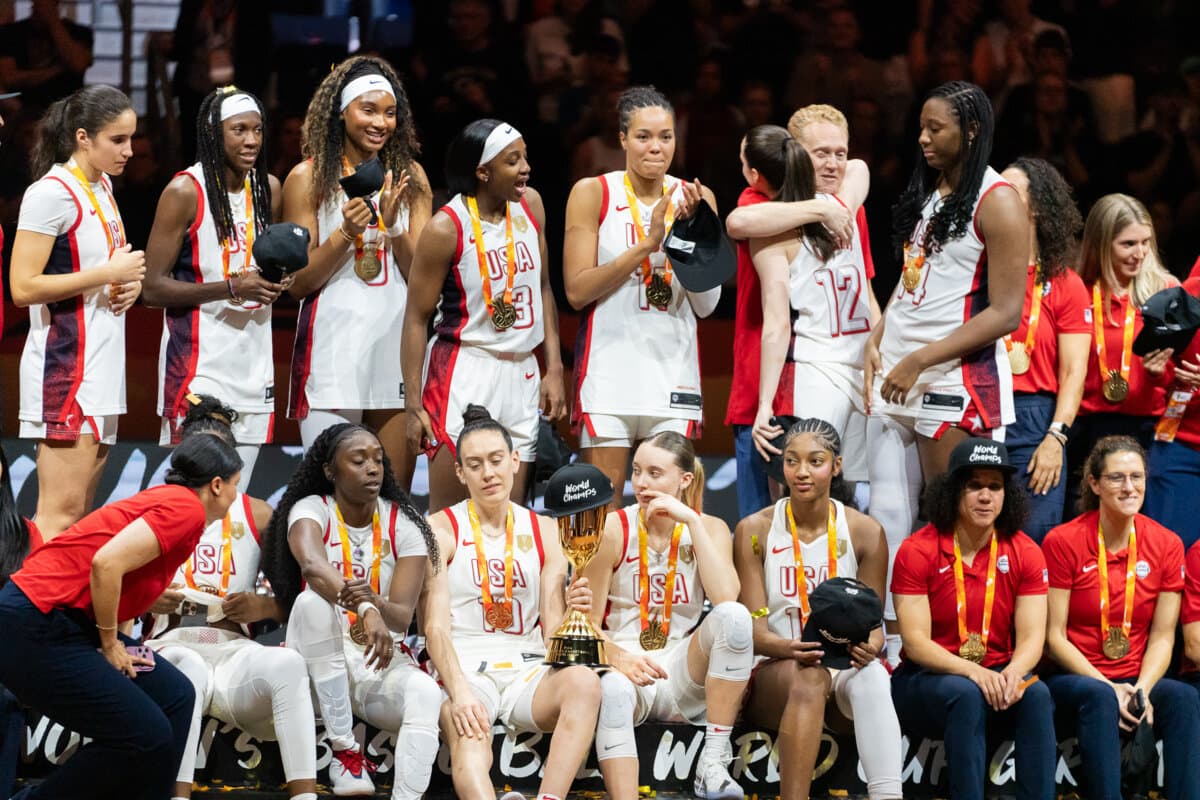 Paige Bueckers, Sonia Citron, Rhyne Howard, Kahleah Copper, Chelsea Gray, Kiki Iriafen, Breanna Stewart, Napheesa Collier, Caitlin Clark, Jackie Young, Aliyah Boston et Angel Reese (Etats-Unis (F)) face à France (F), Coupe du Monde Féminine, 13…
