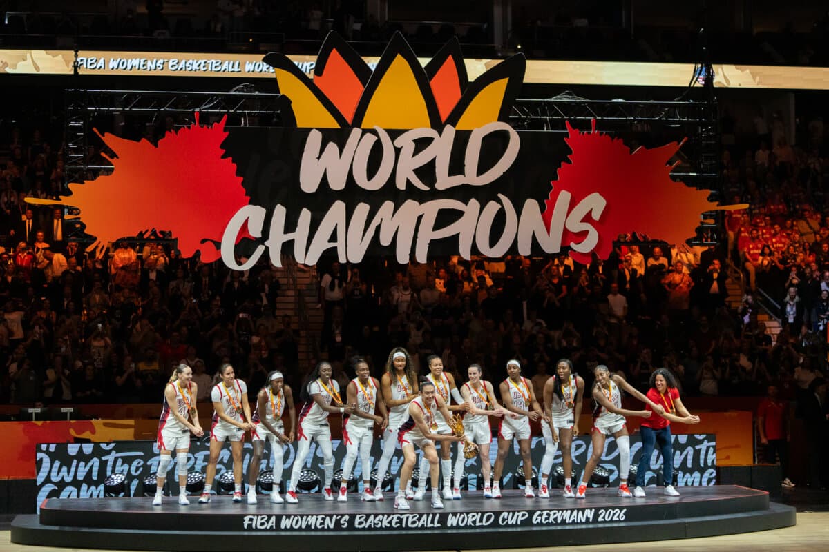 Paige Bueckers, Sonia Citron, Rhyne Howard, Kahleah Copper, Chelsea Gray, Kiki Iriafen, Breanna Stewart, Napheesa Collier, Caitlin Clark, Jackie Young, Aliyah Boston et Angel Reese (Etats-Unis (F)) face à France (F), Coupe du Monde Féminine, 13…