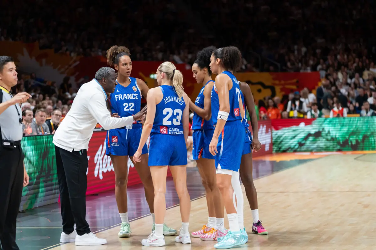 Marième Badiane, Marine Johannès, Leïla Lacan, Janelle Salaün et le coach Jean-Aimé Toupane lors de Etats-Unis (F) - France (F), Coupe du Monde Féminine, 13 septembre 2026