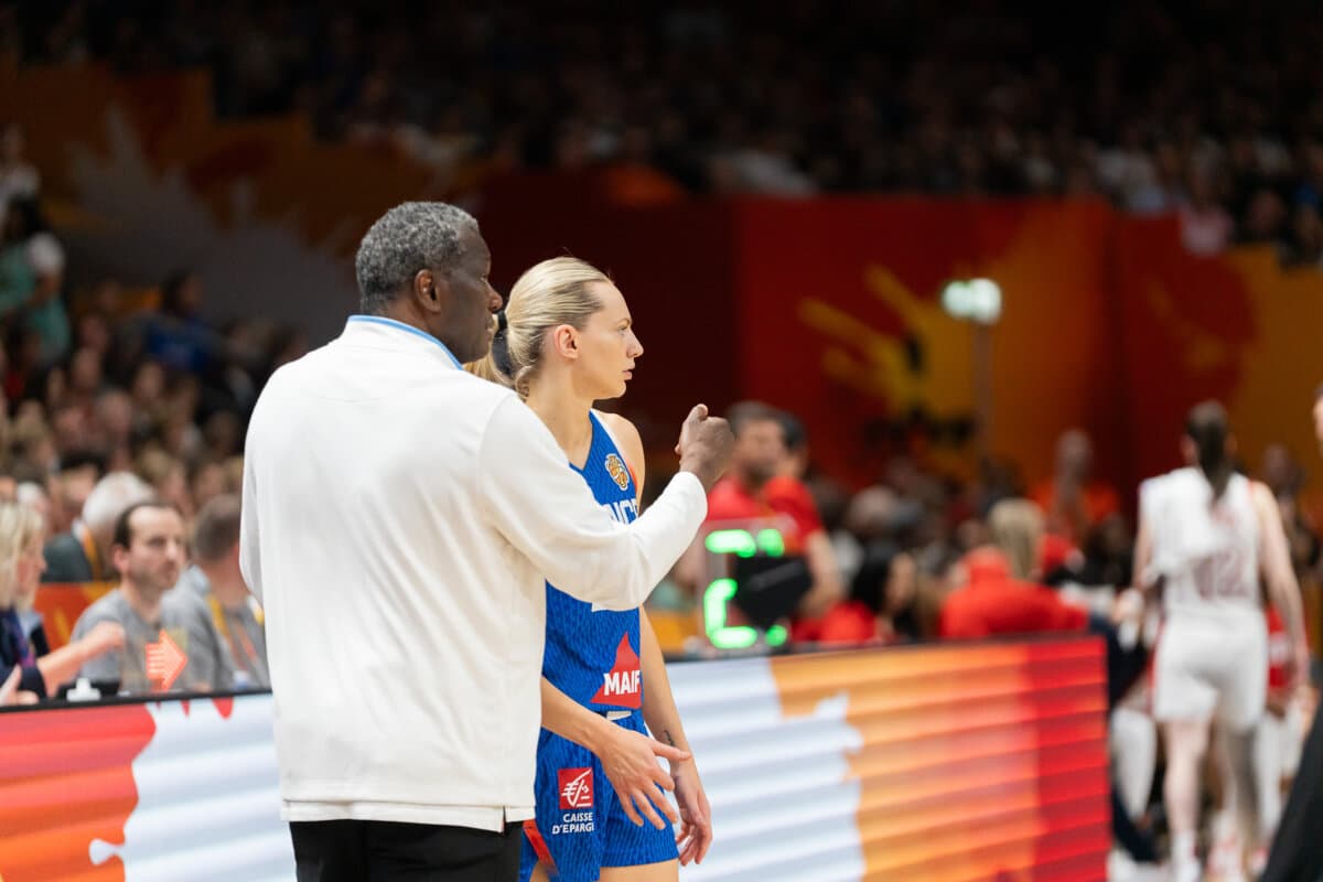 Marine Johannès et le coach Jean-Aimé Toupane lors de Etats-Unis (F) - France (F), Coupe du Monde Féminine, 13 septembre 2026