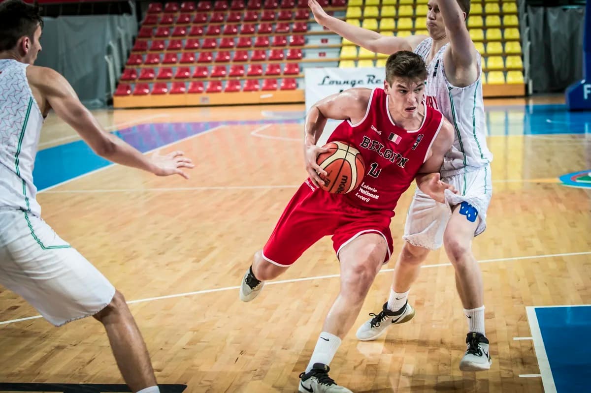 Anvers étrillé à Courtrai; Limburg United remonte sur le podium