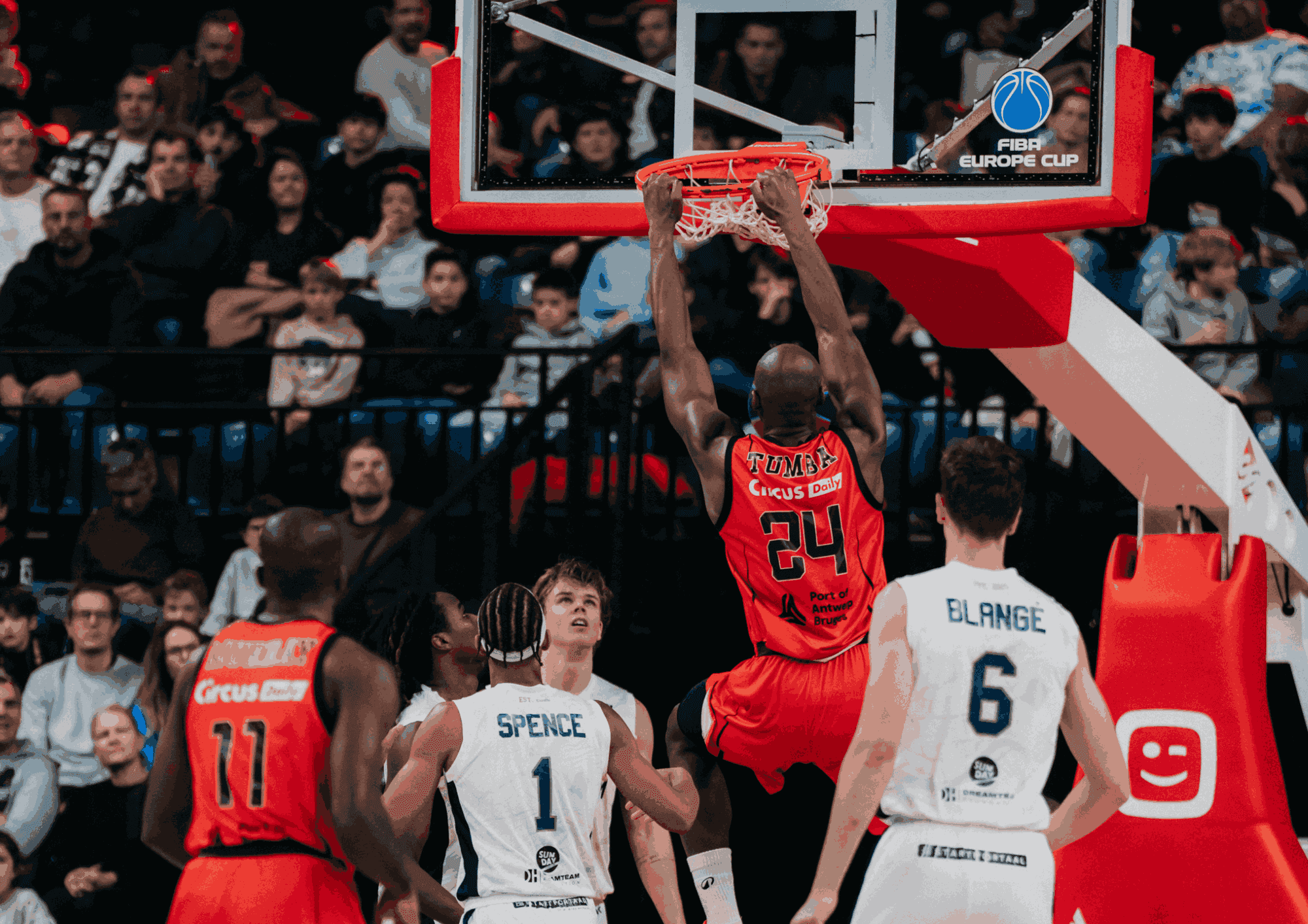 Anvers en démonstration, Mons s’écroule, le Spirou sombre à domicile