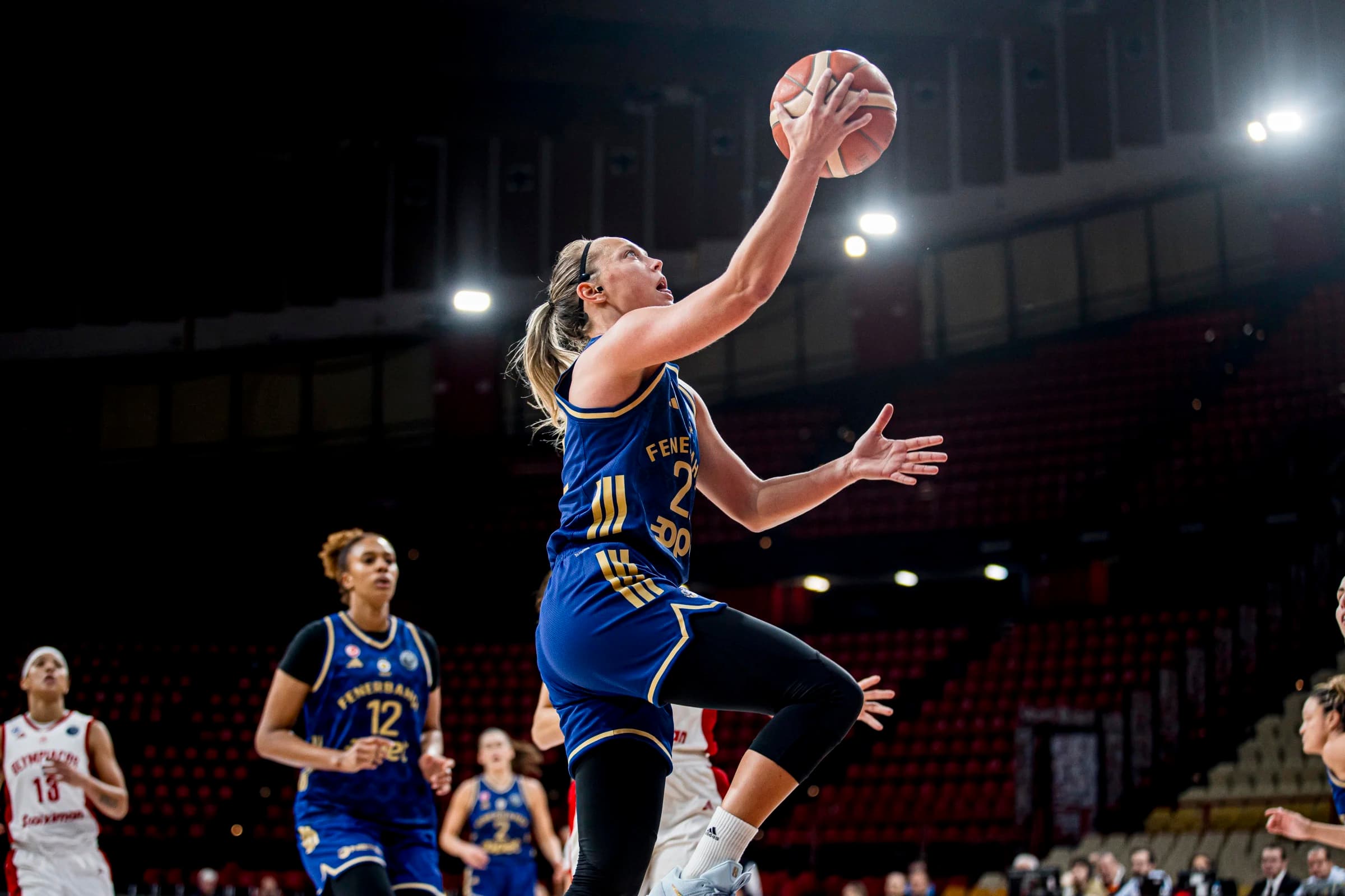 Julie Allemand flirte avec le triple-double; le Castors corrige le Dinamo et se qualifie pour le deuxième tour