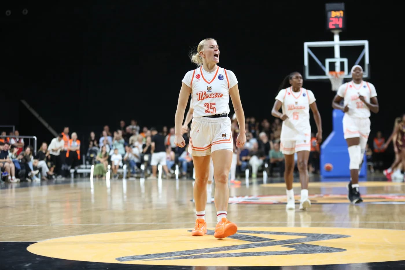 Les Belges à l’étranger : triple-double pour Julie Vanloo, Manu Lecomte en forme pour son retour
