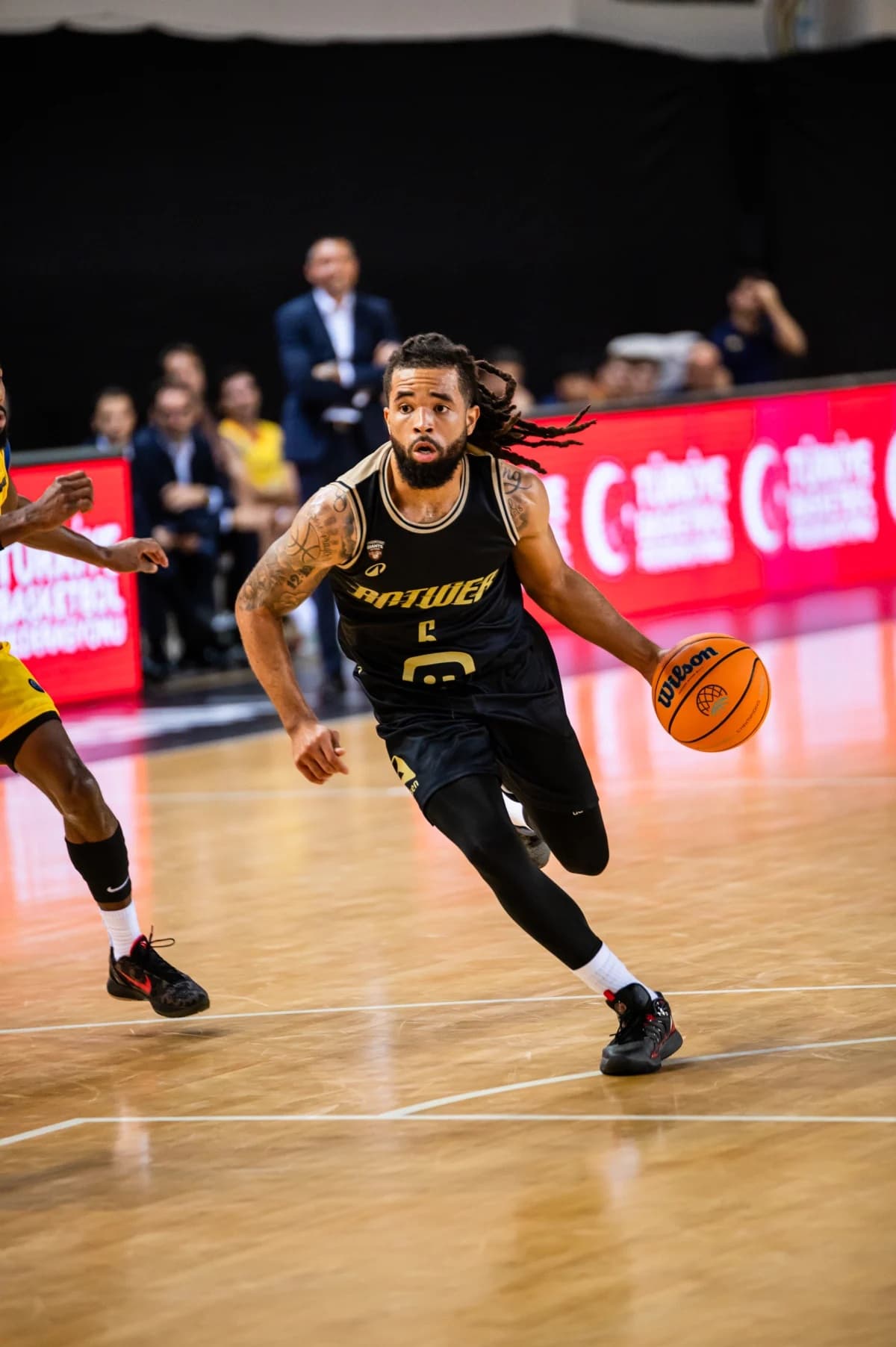 Exclusion, shoot au buzzer, tension,… ce duel entre Anvers et Ostende était un vrai match de coupe