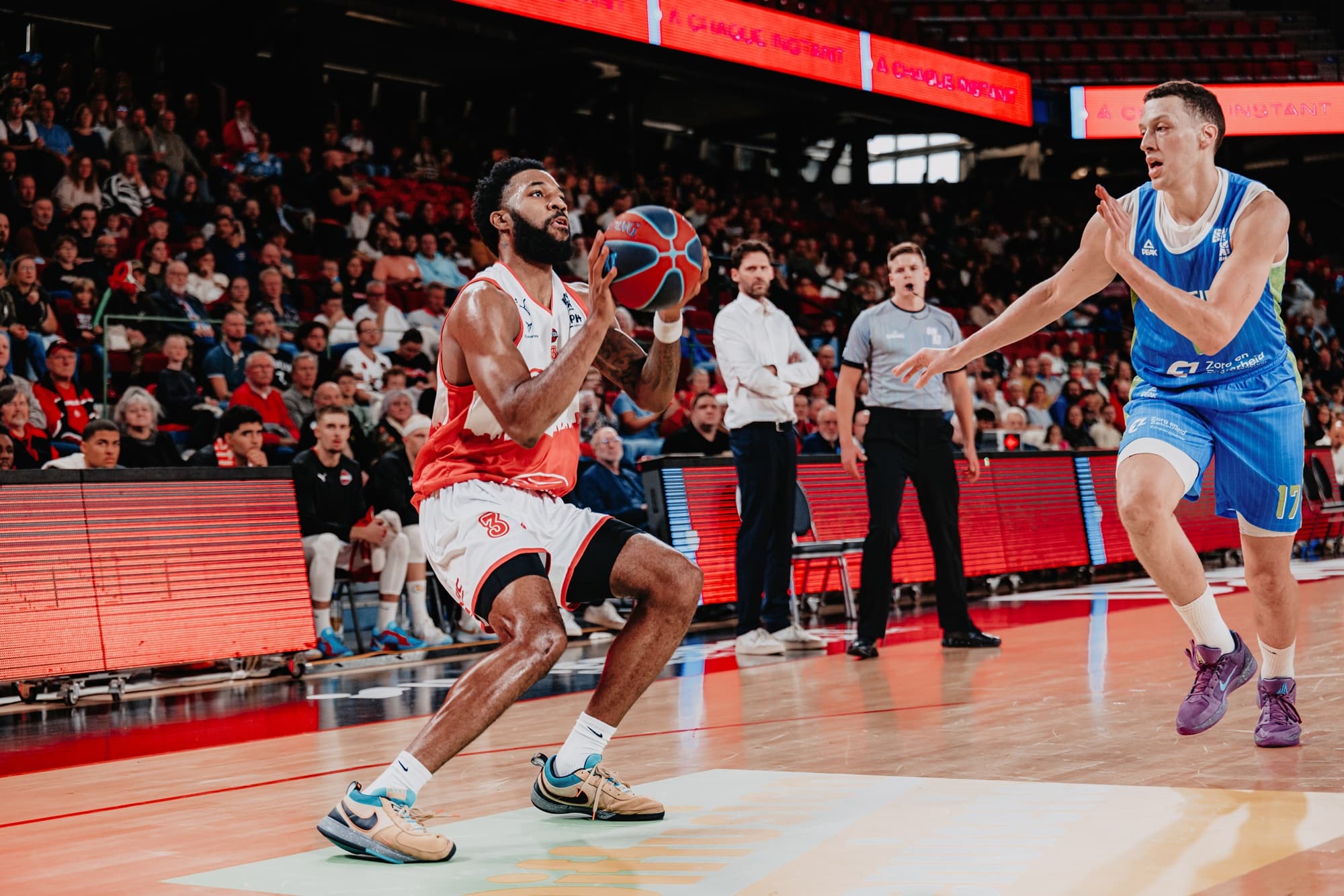 Le Spirou passe complètement à côté de son sujet tandis que le Brussels assure face à Rotterdam
