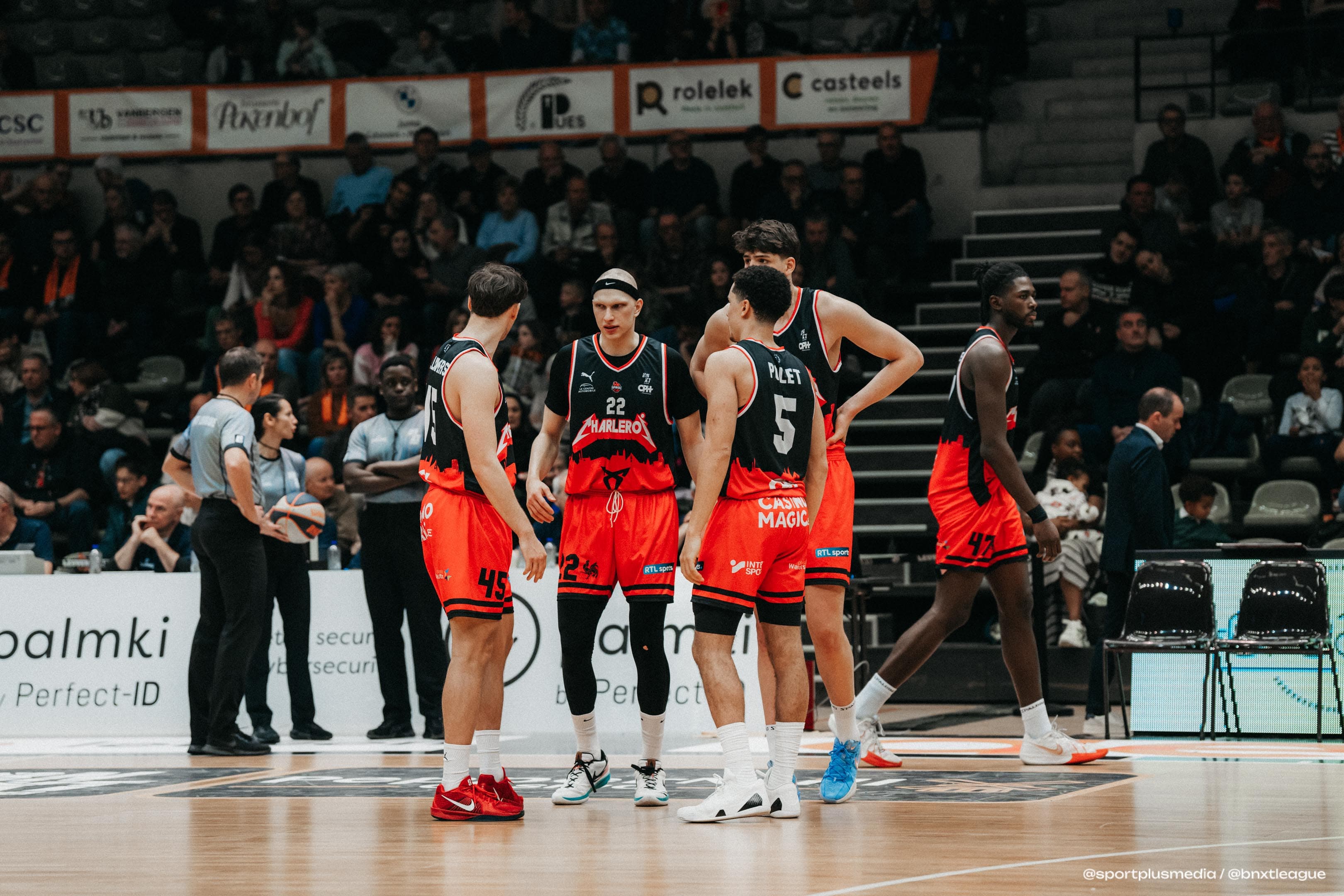 Charleroi reste en vie, Ostende rend la tête à Courtrai