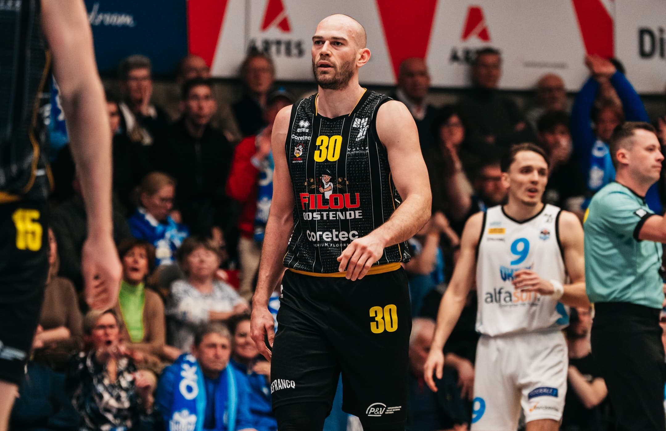 Ostende réagit en champion; Anvers renverse Limburg United après la pause