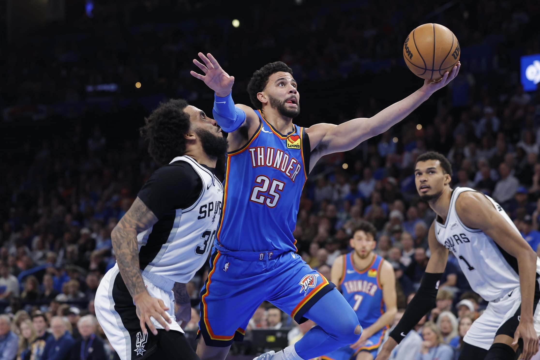 Ajay Mitchell assure le spectacle contre les Spurs, lourde défaite pour Toumani Camara à Golden State