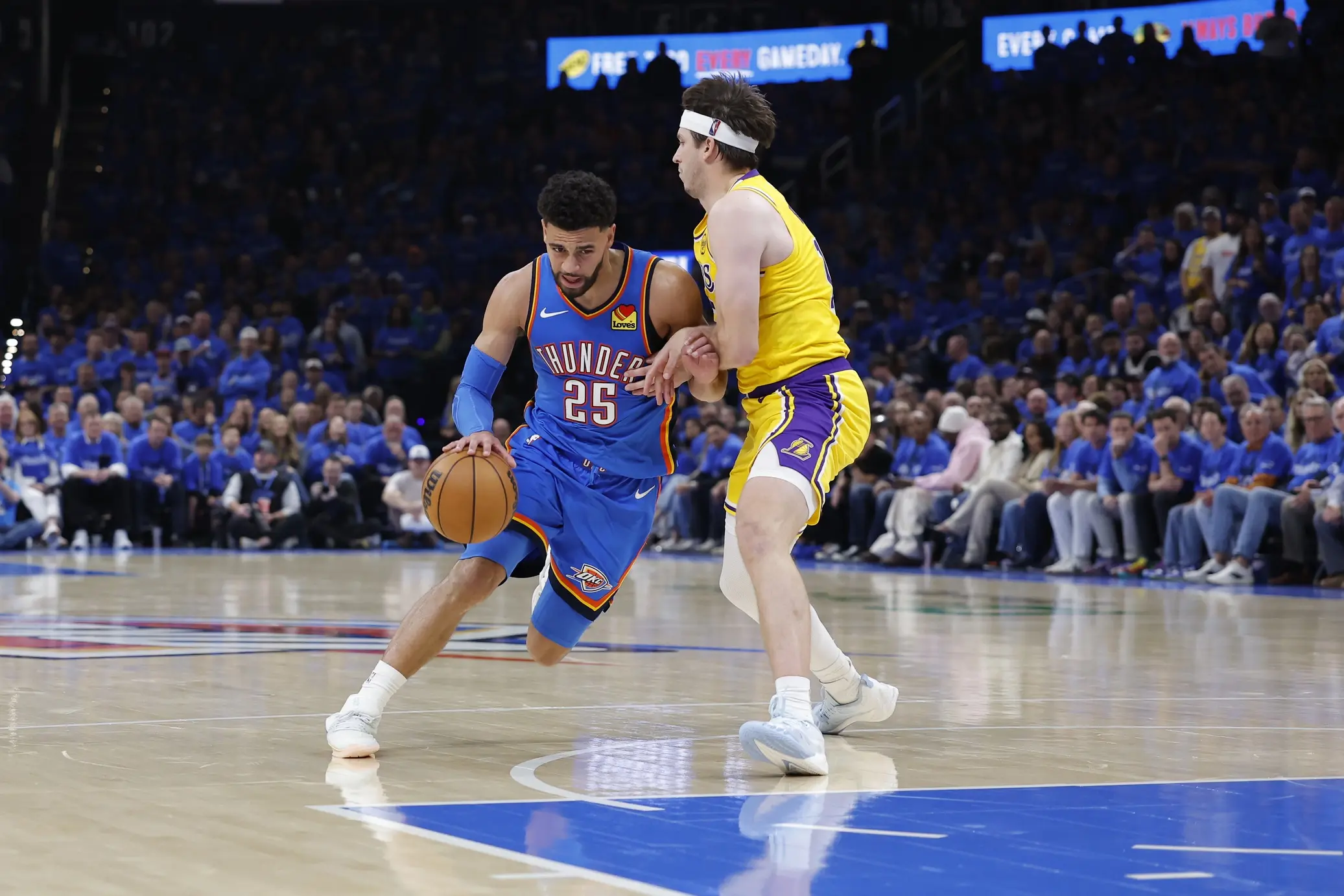 Ajay Mitchell brille dans le Game 1 : OKC frappe fort d’entrée contre les Lakers