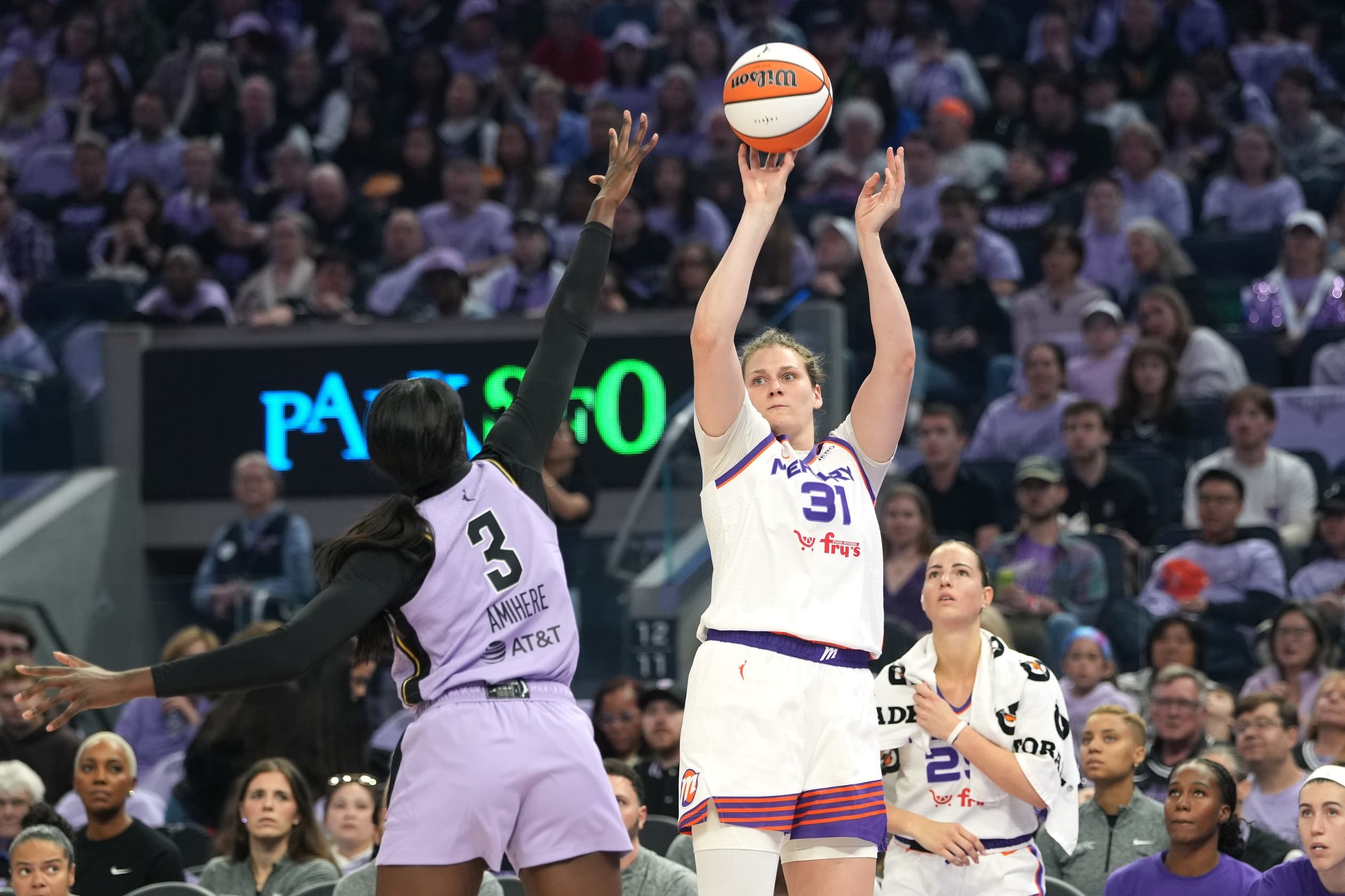 Malgré les 10 points de Kyara Linskens, Phoenix craque en fin de match