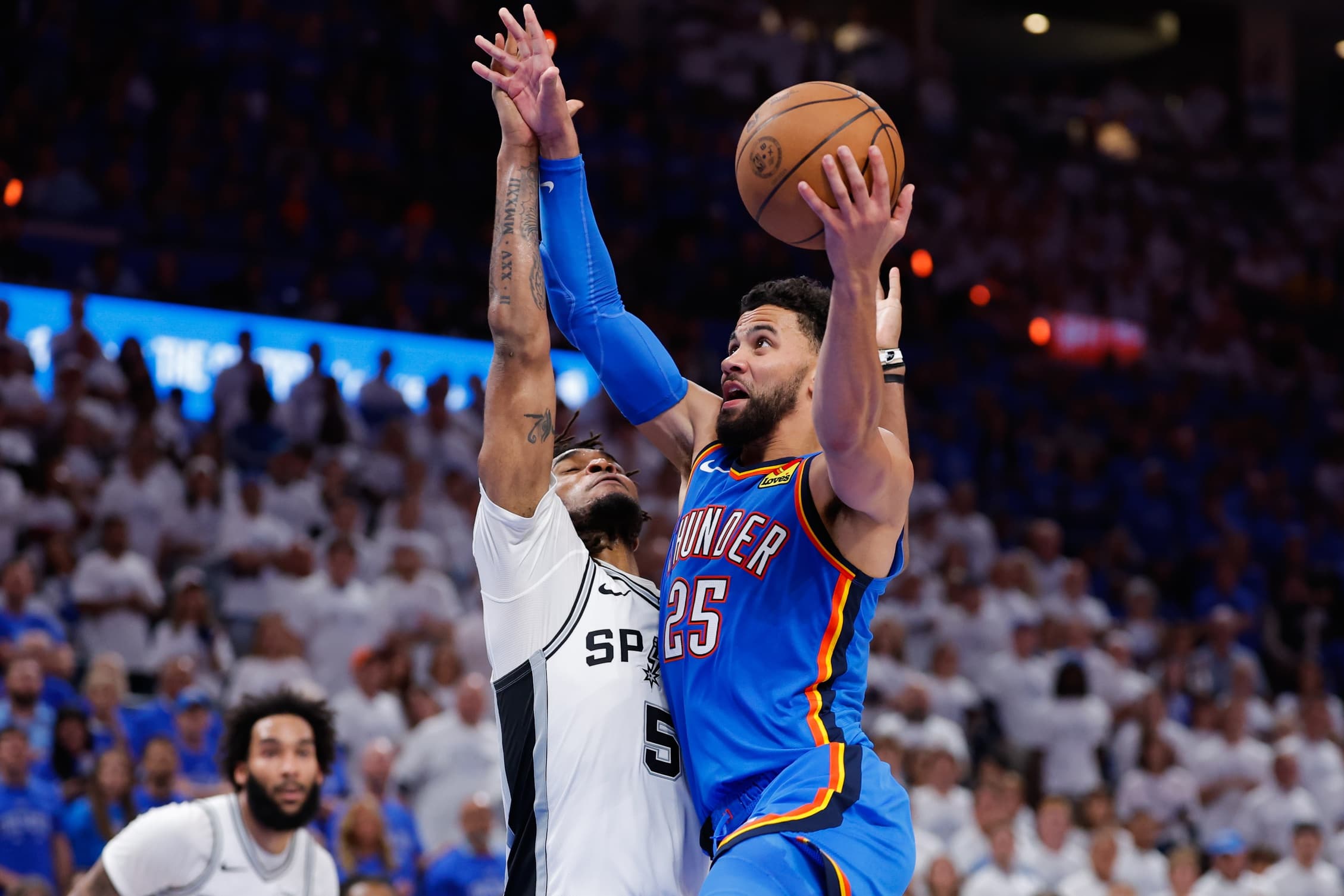 Le Thunder égalise face aux Spurs, Ajay Mitchell solide avant de sortir blessé