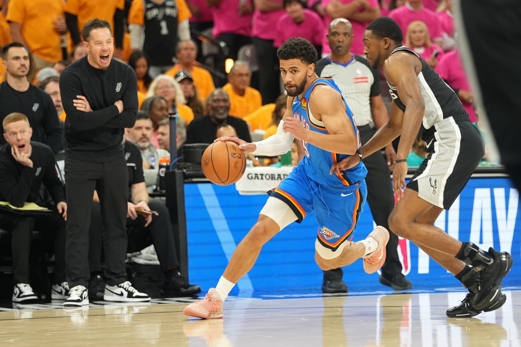 OKC frappe fort à San Antonio : Ajay Mitchell titularisé mais contraint à l’abandon