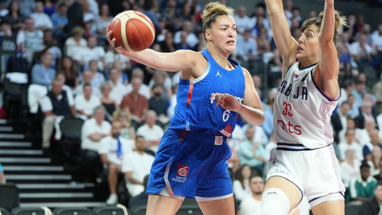 Alexia Chery (France) à la passe face à la Serbie Alexia Chery (France) à la passe face à la Serbie