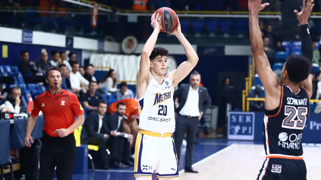 Amar Gegic à la passe contre Le Mans Amar Gegic à la passe contre Le Mans