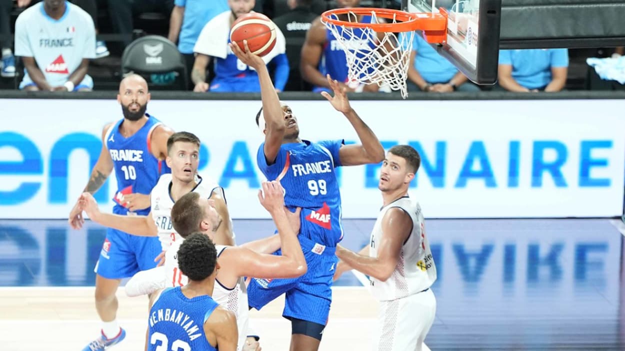 Bilal Coulibaly (France) au rebond offensif face à la Serbie Bilal Coulibaly (France) face à la Serbie