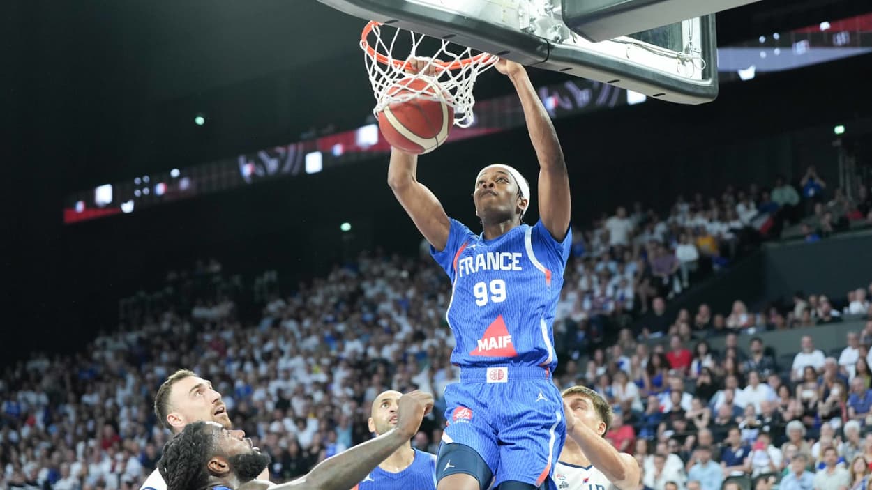 Bilal Coulibaly (France) au dunk face à la Serbie Bilal Coulibaly (France) au dunk face à la Serbie