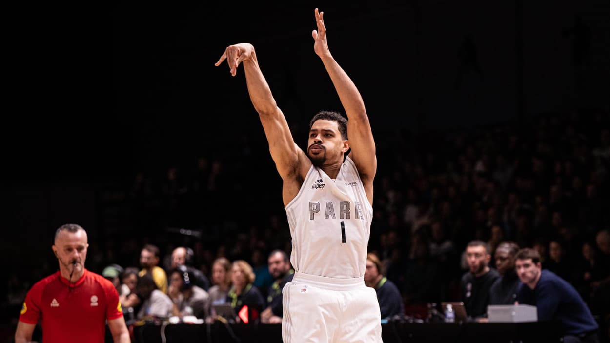 Collin Malcolm (Paris Basketball) au tir contre l'ASVEL Collin Malcolm (Paris Basketball) au tir contre l'ASVEL