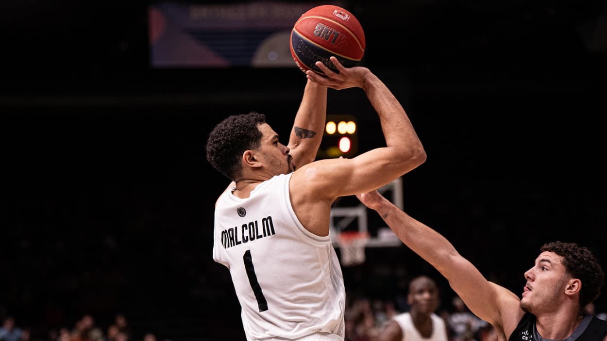 Collin Malcolm (Paris Basketball) au shoot contre l'ASVEL Collin Malcolm (Paris Basketball) au shoot contre l'ASVEL