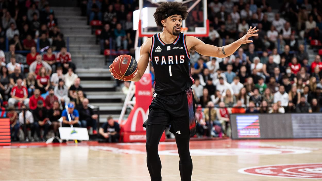 Collin Malcolm (Paris Basketball) au dribble face à Nancy Collin Malcolm (Paris Basketball) au dribble face à Nancy