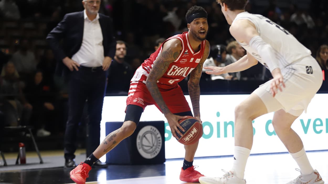 Dirk Williams (Chalon) auteur de 12 points contre Paris Dirk Williams (Chalon) auteur de 12 points contre Paris