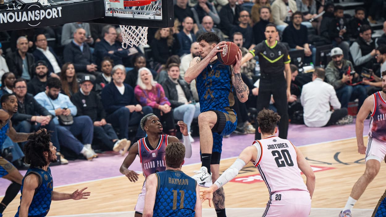 Dominik Olejniczak (Saint-Quentin) au drive contre le Paris Basketball Dominik Olejniczak (Saint-Quentin) au drive contre le Paris Basketball