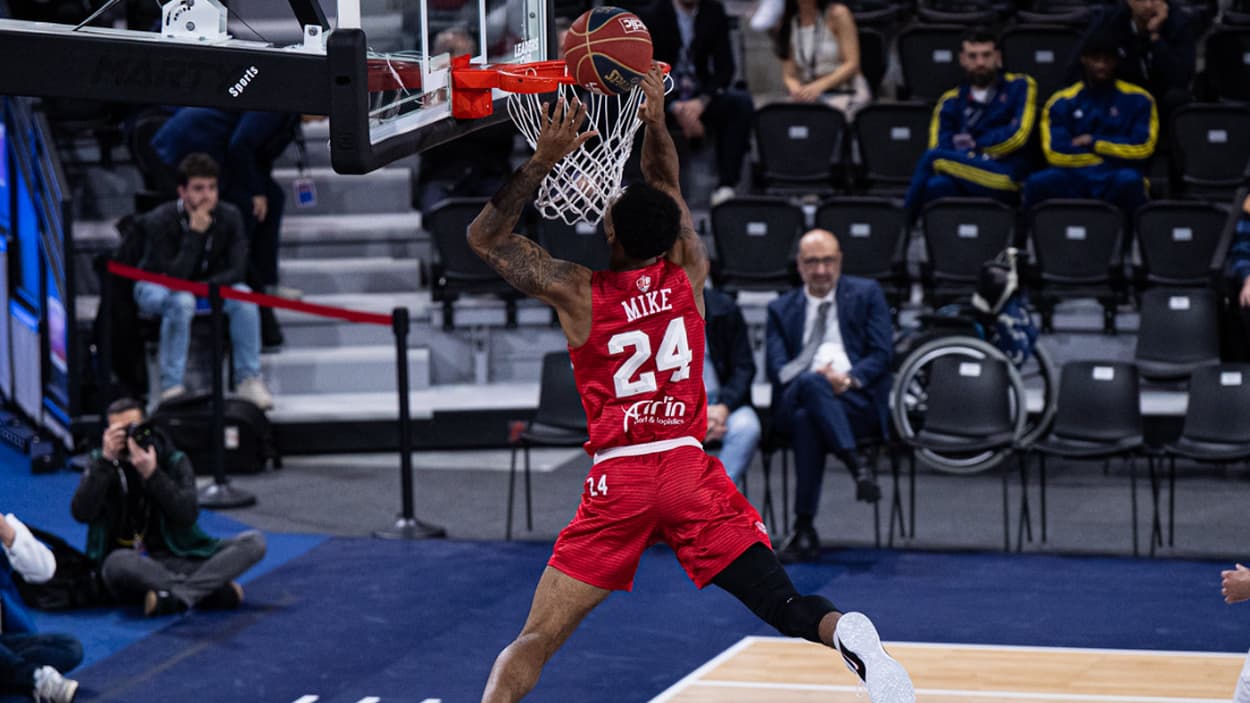 Isiaha Mike (Bourg-en-Bresse) au dunk face à Nancy Isiaha Mike (Bourg-en-Bresse) au dunk face à Nancy