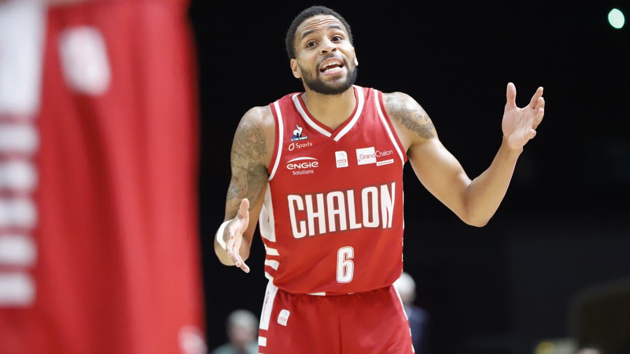 Jermaine Love (Chalon) en discussion avec ses coéquipiers Jermaine Love (Chalon) en discussion avec ses coéquipiers