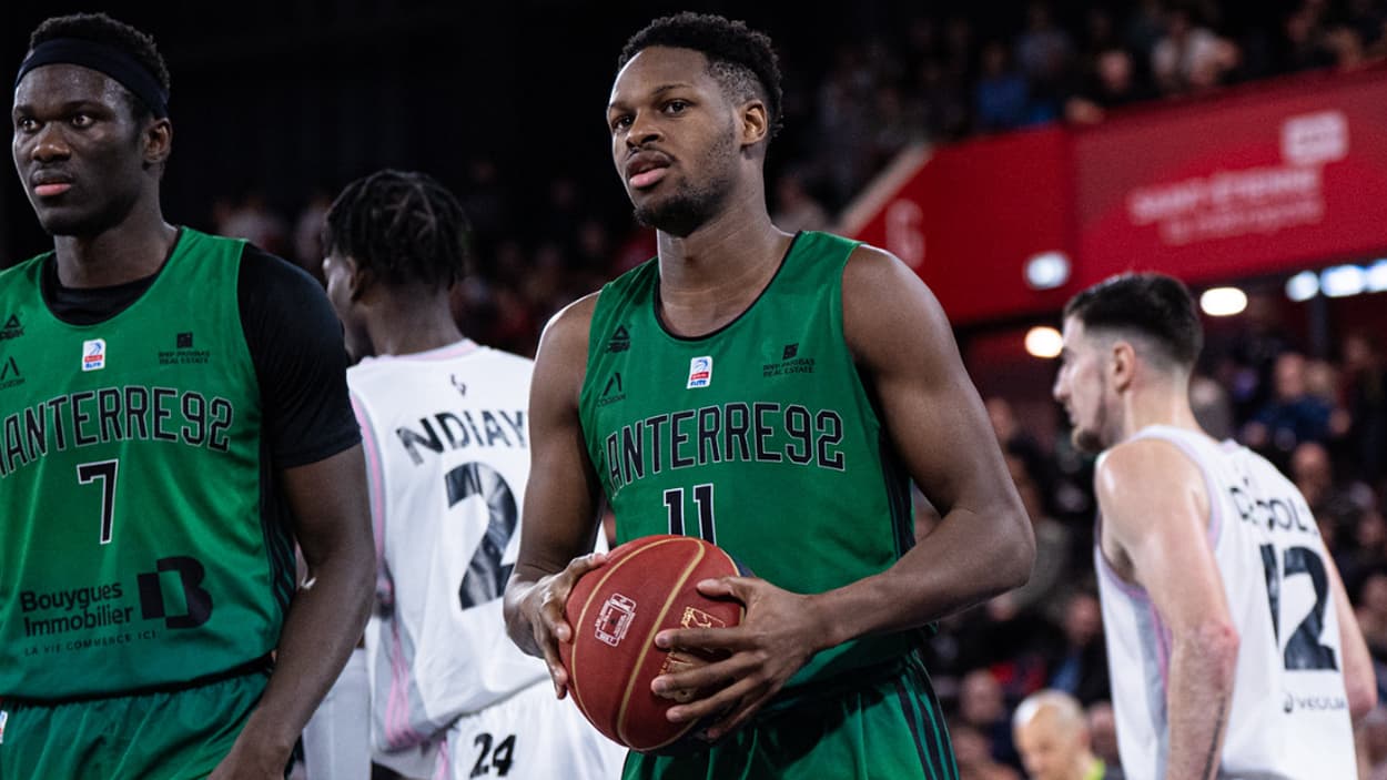 Joël Ayayi (Nanterre) balle en main face à l'ASVEL Joël Ayayi (Nanterre) balle en main face à l'ASVEL