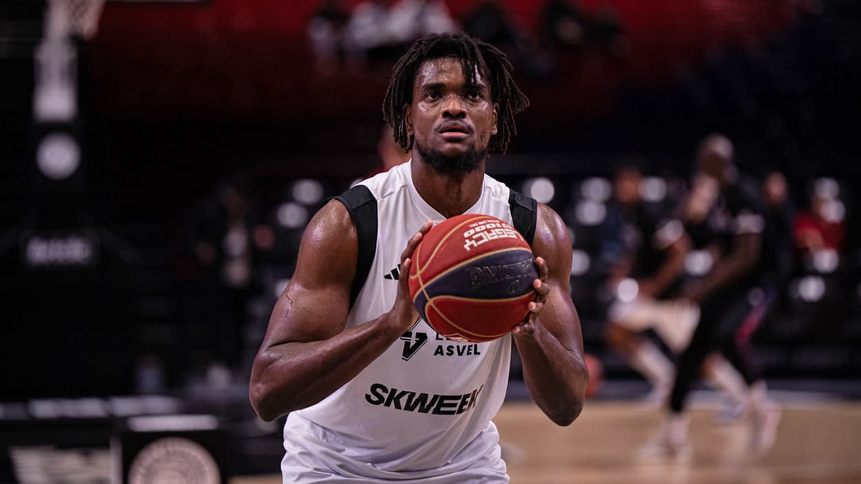 John Egbunu (ASVEL) au lancer-franc face au Paris Basketball John Egbunu (ASVEL) au lancer-franc face au Paris Basketball