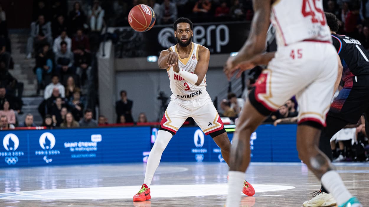 Jordan Loyd (Monaco) à la passe contre le Paris Basketball Jordan Loyd (Monaco) à la passe contre le Paris Basketball