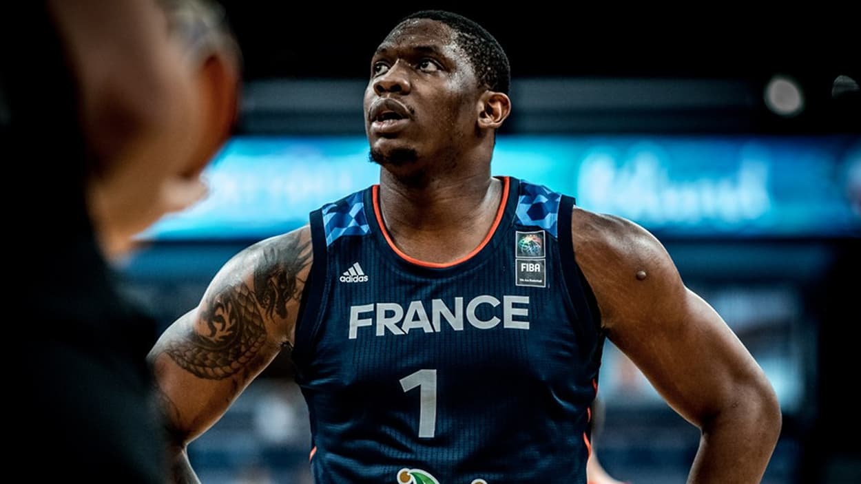 Kevin Séraphin avec le maillot de l'équipe de France Kevin Séraphin avec le maillot de l'équipe de France