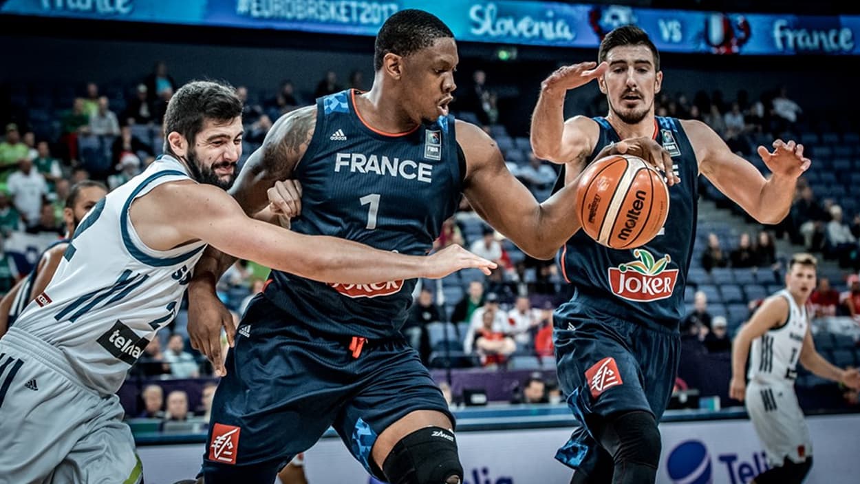 Kevin Séraphin (équipe de France) au dribble Kevin Séraphin (équipe de France) au dribble