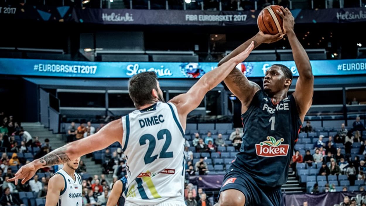 Kevin Séraphin (équipe de France) au tir face à Dimec (Slovénie) Kevin Séraphin (équipe de France) au tir face à Dimec (Slovénie)