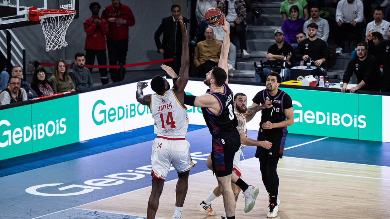 Leon Kratzer (Paris Basketball) au tir contre Saint-Quentin Leon Kratzer (Paris Basketball) au tir contre Saint-Quentin