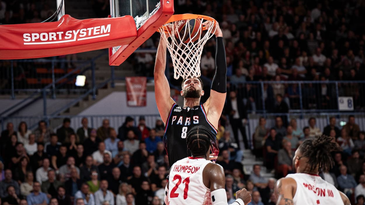 Leon Kratzer (Paris Basketball) au dunk face à Nancy Leon Kratzer (Paris Basketball) au dunk face à Nancy