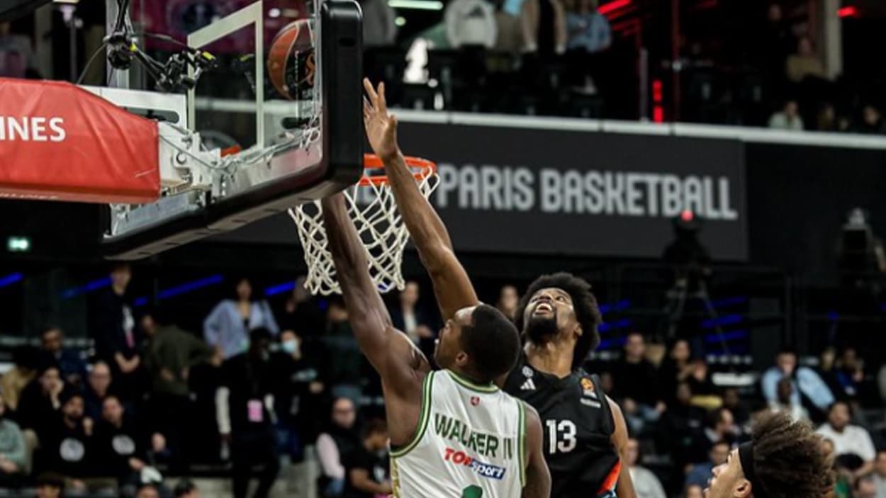 Lonnie Walker IV avec le Zalgiris Kaunas Lonnie Walker IV avec le Zalgiris Kaunas