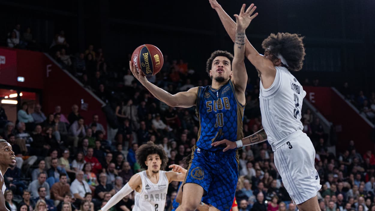 Lucas Boucaud (Saint-Quentin) au lay-up contre le Paris Basketball Lucas Boucaud (Saint-Quentin) au lay-up contre le Paris Basketball