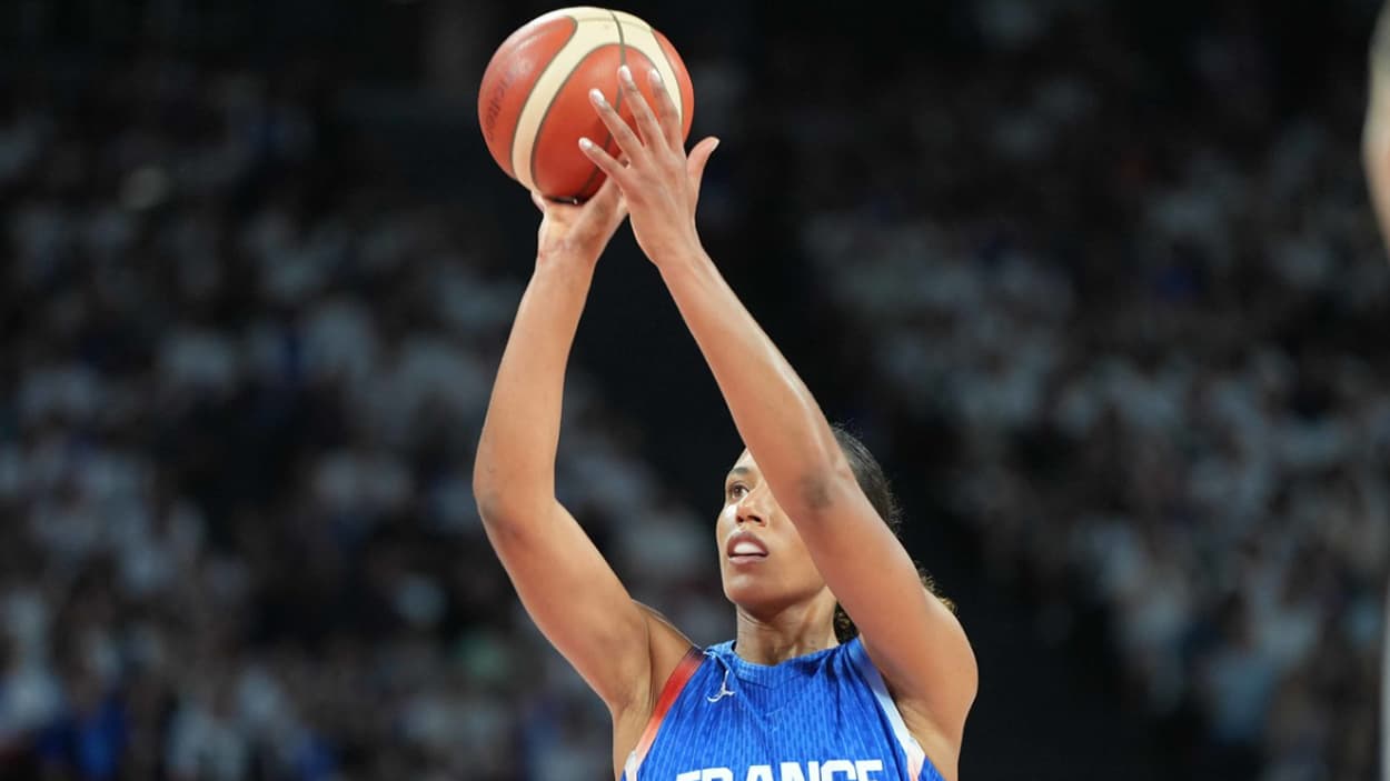 Marième Badiane (France) au lancer-franc face à la Serbie Marième Badiane (France) au lancer-franc face à la Serbie