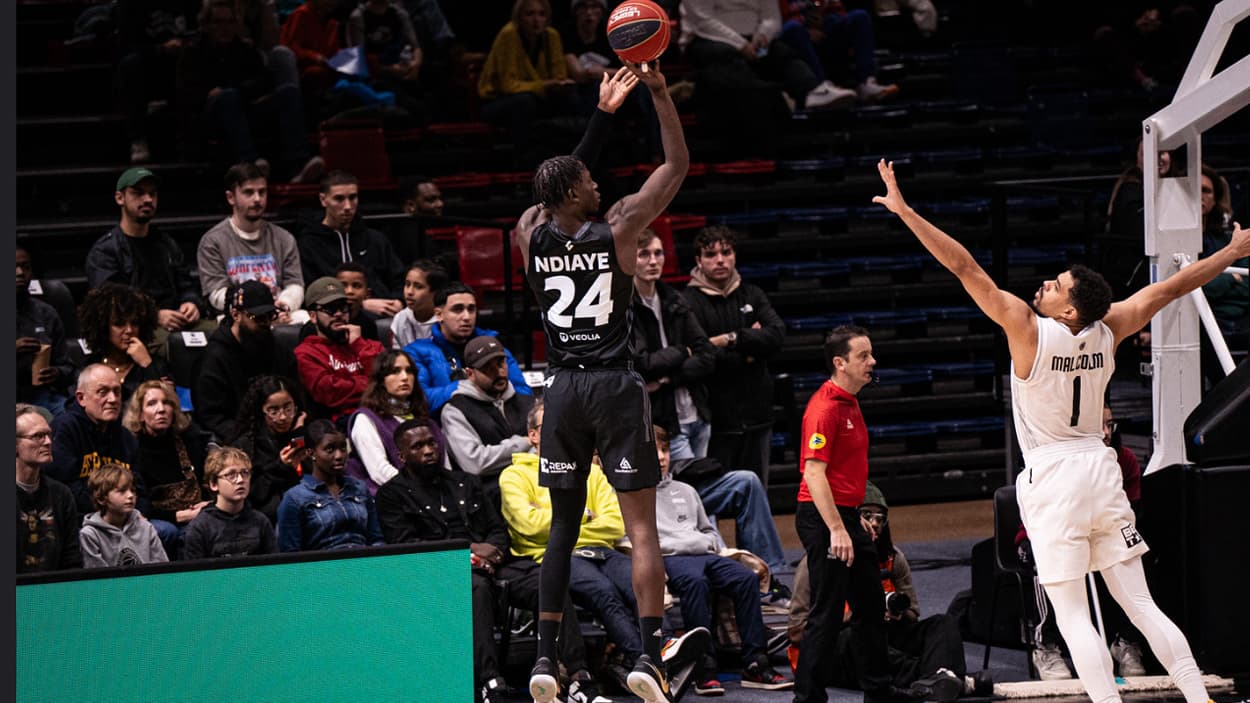 Mbaye Ndiaye (ASVEL) au tir face au Paris Basketball Mbaye Ndiaye (ASVEL) au tir face au Paris Basketball