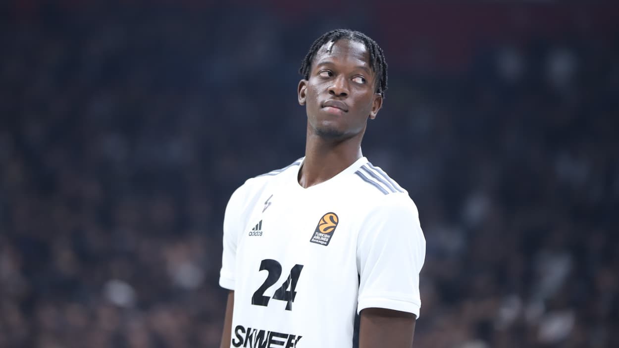 Mbaye Ndiaye (Asvel) à l'échauffement Mbaye Ndiaye (Asvel) à l'échauffement