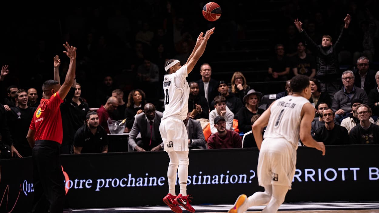 Mehdy Ngouama (Paris Basketball) à 3 points contre l'ASVEL Mehdy Ngouama (Paris Basketball) à 3 points contre l'ASVEL