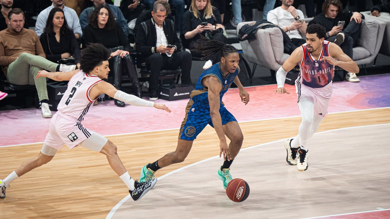 Melvin Ajinca (Saint-Quentin) au drive contre le Paris Basketball Melvin Ajinca (Saint-Quentin) au drive contre le Paris Basketball