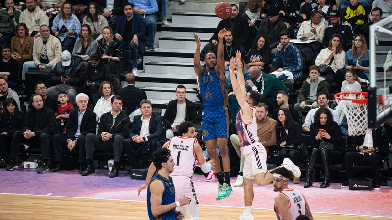 Melvin Ajinca (Saint-Quentin) à 3 points contre le Paris Basketball Melvin Ajinca (Saint-Quentin) à 3 points contre le Paris Basketball