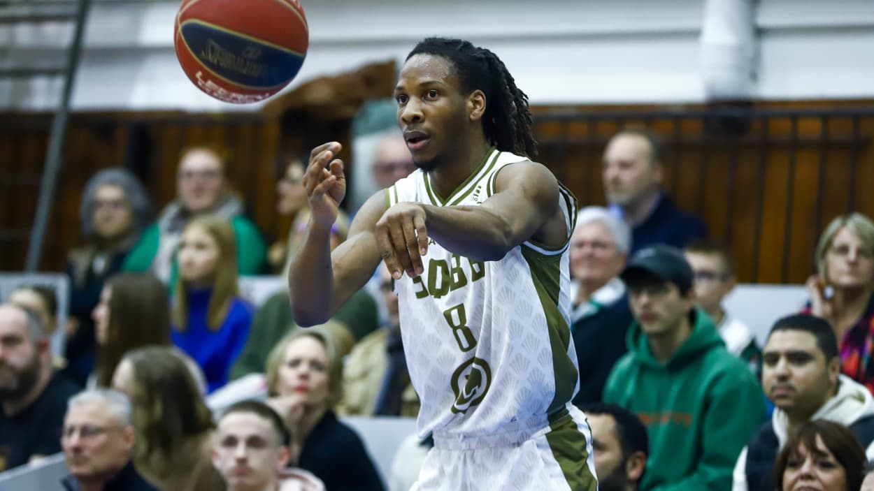 Melvin Ajinca (Saint-Quentin) à la passe contre Le Portel Melvin Ajinca (Saint-Quentin) à la passe contre Le Portel