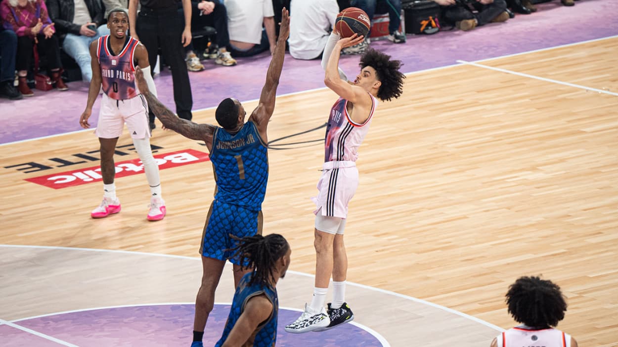 Nadir Hifi (Paris Basketball) au tir extérieur contre Saint-Quentin Nadir Hifi (Paris Basketball) au tir extérieur contre Saint-Quentin
