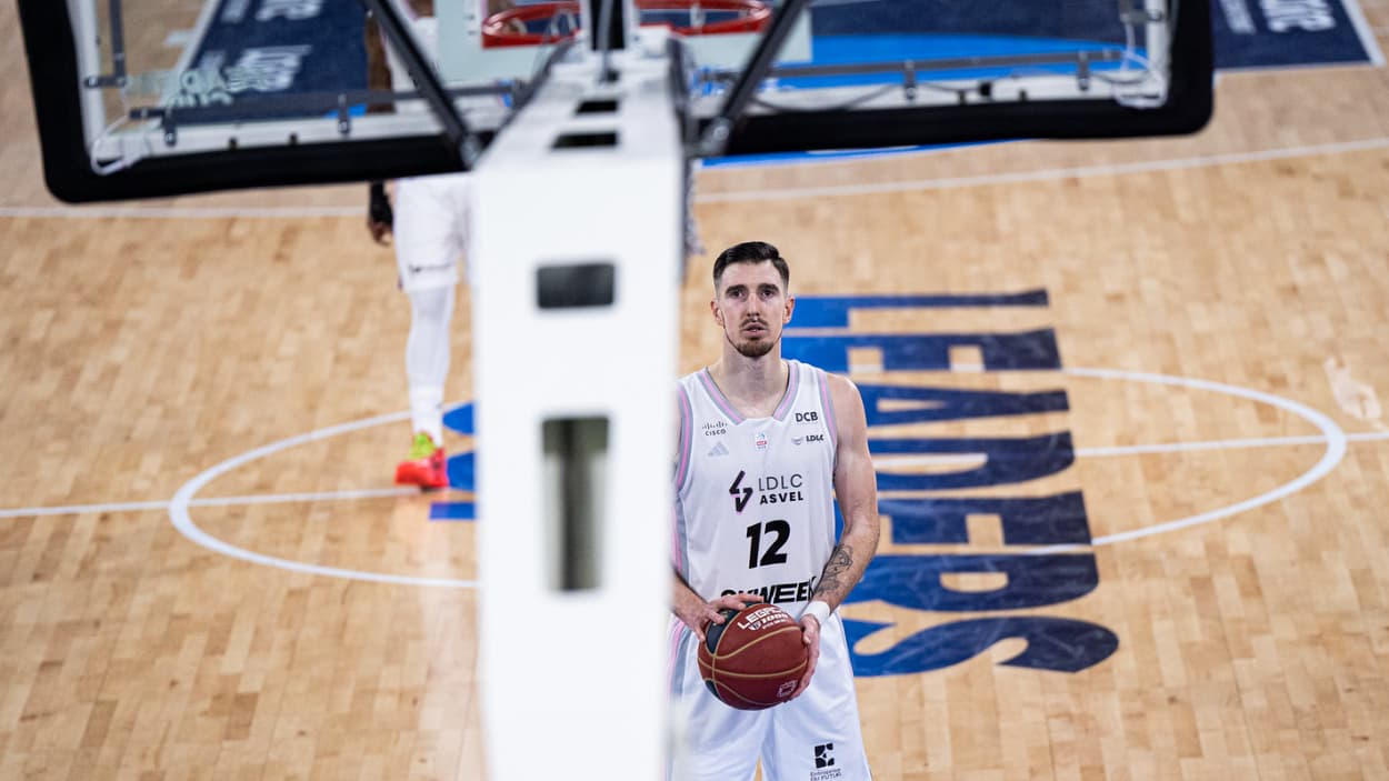 Nando De Colo (ASVEL) au lancer-franc face à Nanterre Nando De Colo (ASVEL) au lancer-franc face à Nanterre